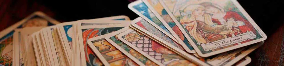 Baraja de tarot desplegada sobre la mesa