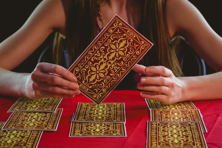 El tarot más acertado, cartas sobre la mesa